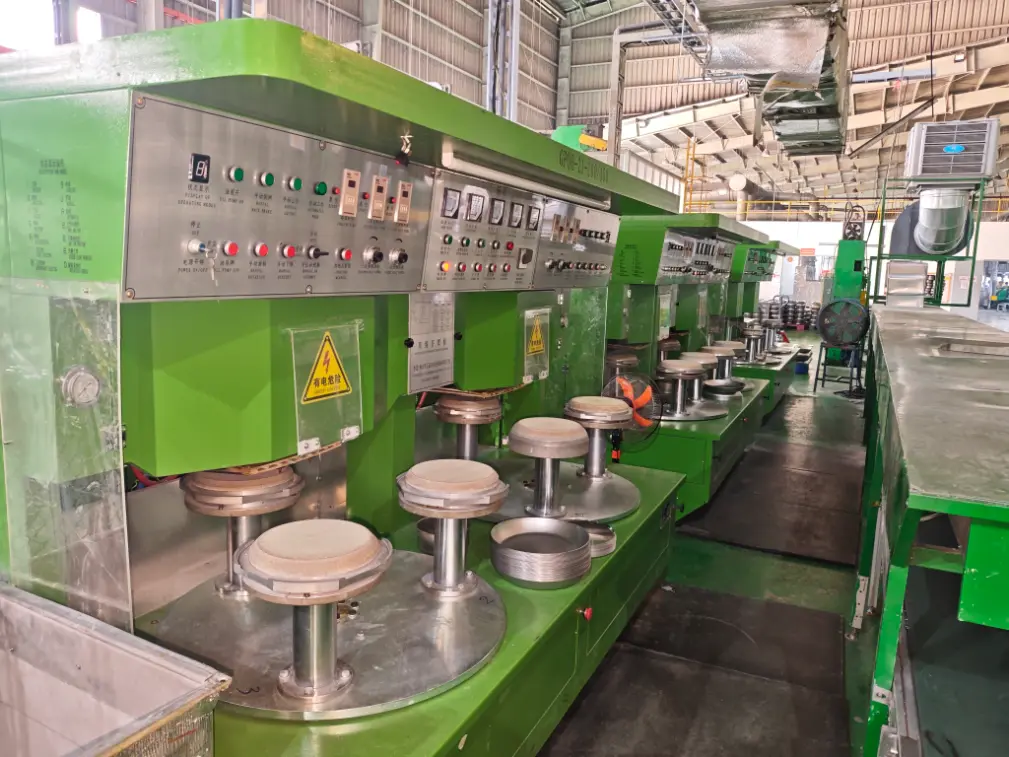 海外でも調理器具ベースろう付機を導入しております。